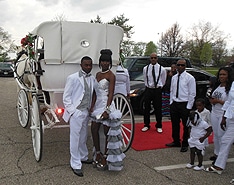 O casal posando com o nosso Vitoriana Carro fora de Cleveland, Ohio